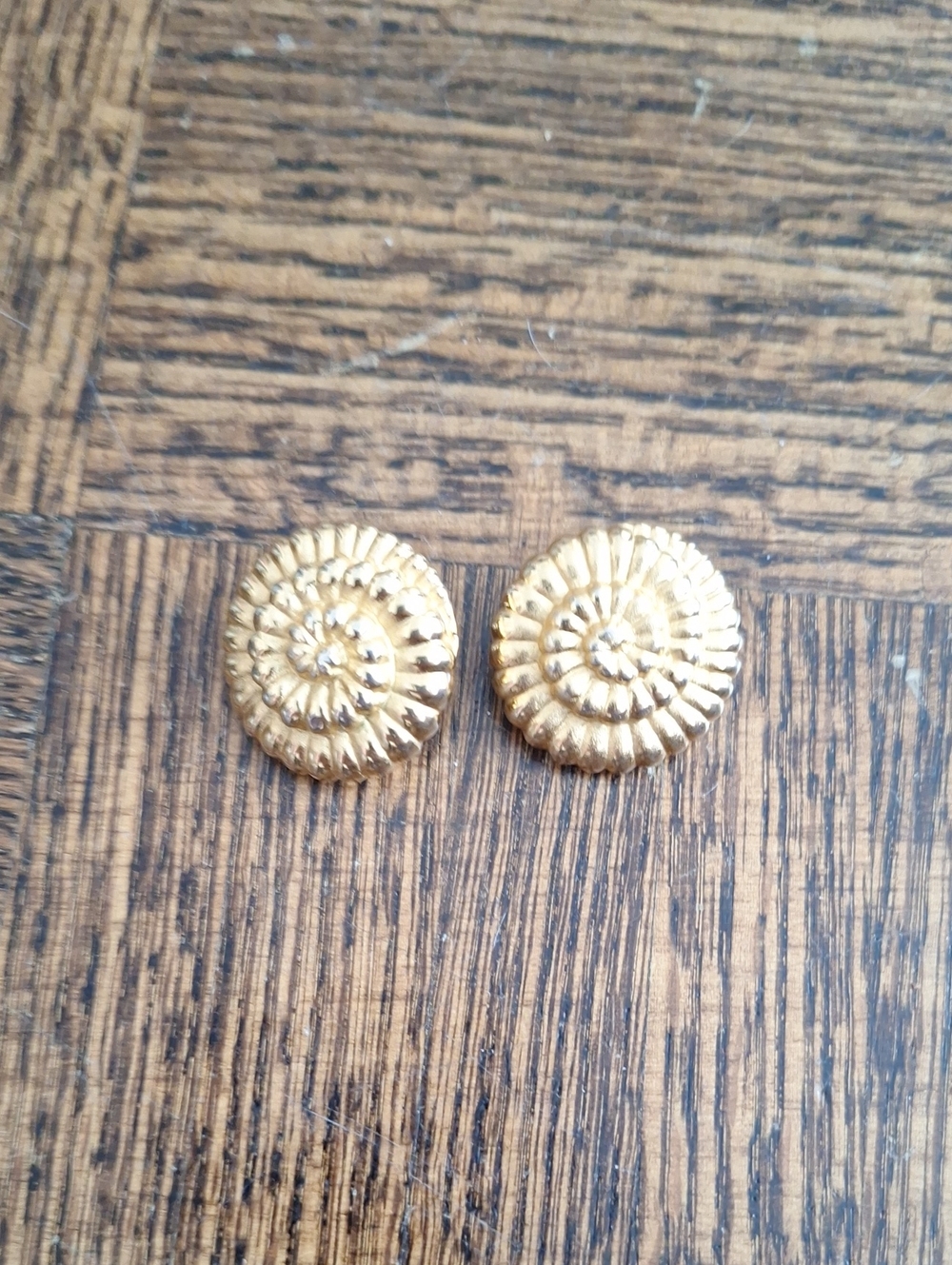Vintage Gold Tone Seashell Earrings